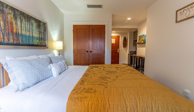 Luxury Hotel Room Free Parking, Pool &Hot Tub