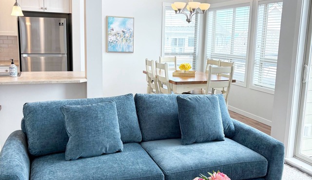 Luxury Lake Cottage, Partial Lake View, Huge Deck, A/C, Sleeps 8, Pet Friendly!