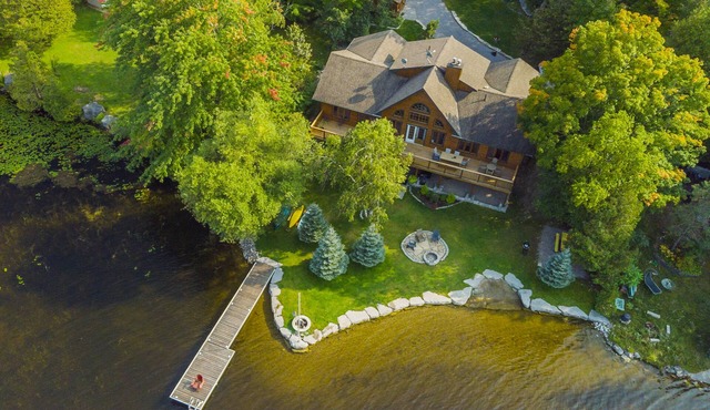 Luxury Lake Log Cottage With Hot Tub and Fire Place