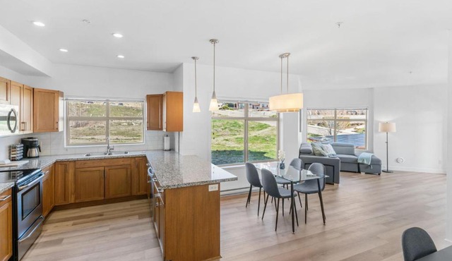 Luxury Lake View Condo in West Kelowna, 5 Star Resort with Pool, Hot Tub and Gym