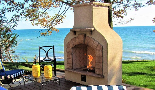 LUXURY LAKEFRONT-ADULT ONLY WEEKENDS -SPRAWLING LAKEFRONT DECKS only for you