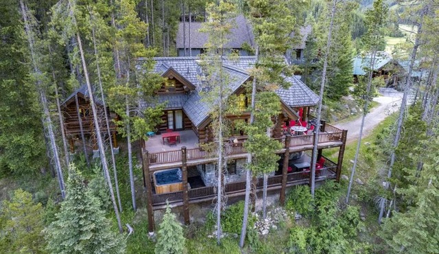 Luxury Log Chalet Ski In & Out Pool and Private HotTub