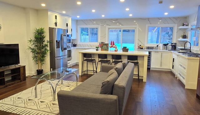 Luxury Modern Home – Quiet Escape in Richmond Hill. Ideal for Groups & Families
