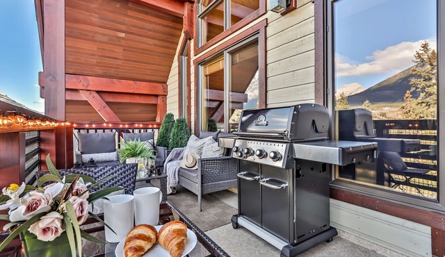 Luxury Mountain Penthouse at Spring Creek|Hot Tub|Prime Location|Amazing Views