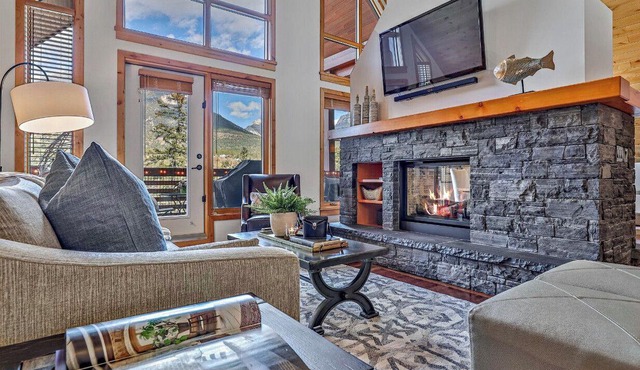 Luxury Mountain Penthouse at Spring Creek|Hot Tub|Prime Location|Amazing Views