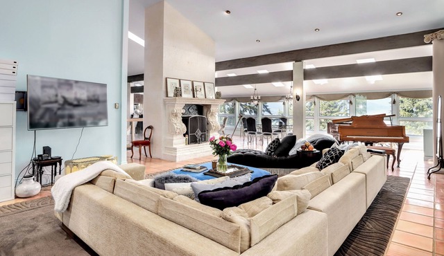 Luxury oceanview entertainment home by skiing, hiking 5 min to beach