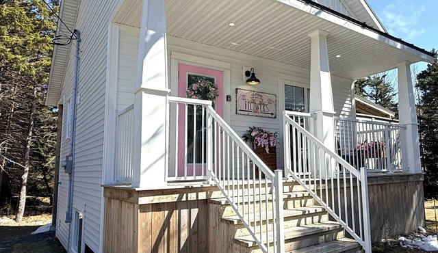 Luxury Retreat/Hot Tub/Private/Walk to Distillery & Ocean
