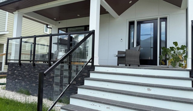 Luxury Retreat - large and cozy 4-bedroom with stunning mountain views.