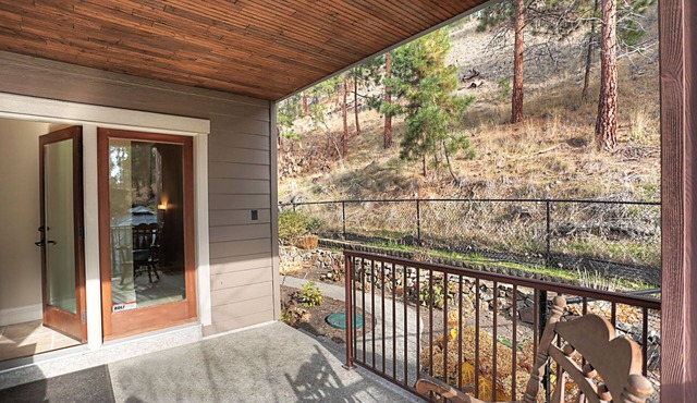 Luxury semi-watefront beach house in the heart of the Okanagan next to Kelowna