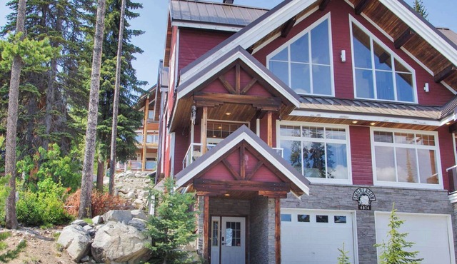 Luxury ski in/out Chalet with hot tub in Snow Pines
