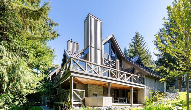 Luxury Ski-in/Ski-out Home with Oversized Hot Tub on Whistler-Blackcomb Slopes