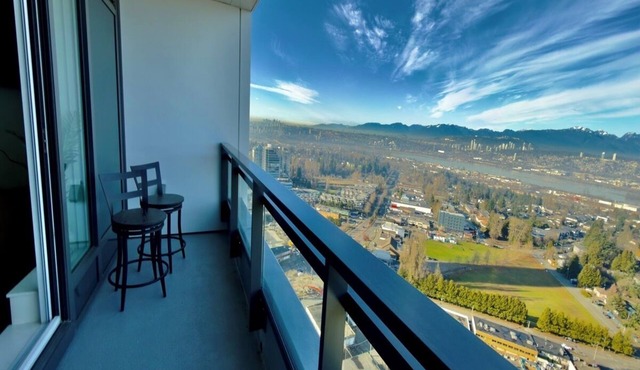 Luxury Sky view Condo w/Balcony , Central Surrey