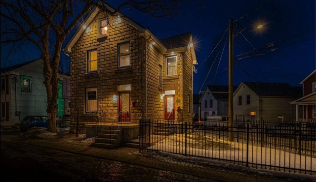 Luxury, top floor suite with free parking space. Walking distance to downtown!