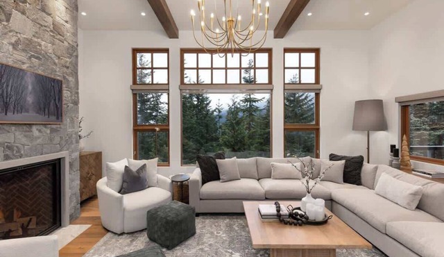 Luxury townhome w/AC, hot tub, garage