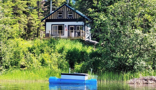 Magical Off grid Lakefront Cabin
