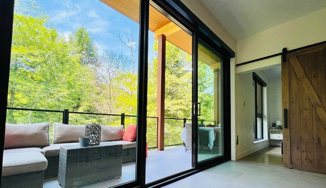 Magnificent Condo!*10 people*SPA*Pool*Skiing*at the foot of Mont-Orford