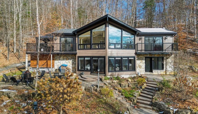 Magnifique maison fenestrée percher sur un flanc de montagne, a Saint-Sauveur.