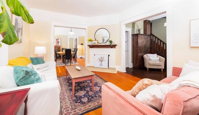 Magpie - Kebbie's Place · Charming Heritage Home Downtown Kelowna