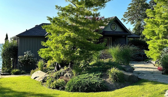 Malibu Inspired 2-Bedroom Lakefront cottage in Big Bay Point. 45 min from GTA!
