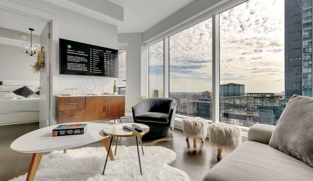Mary - Downtown Luxury Suite with City Views