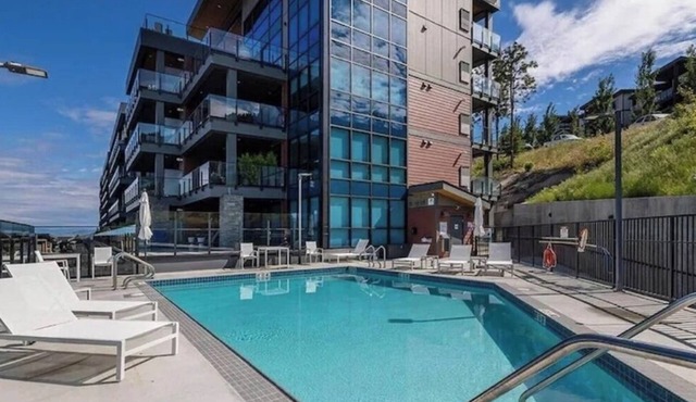 McKinley Beach. Sleeps 4. Lakeview. 1200sq ft.