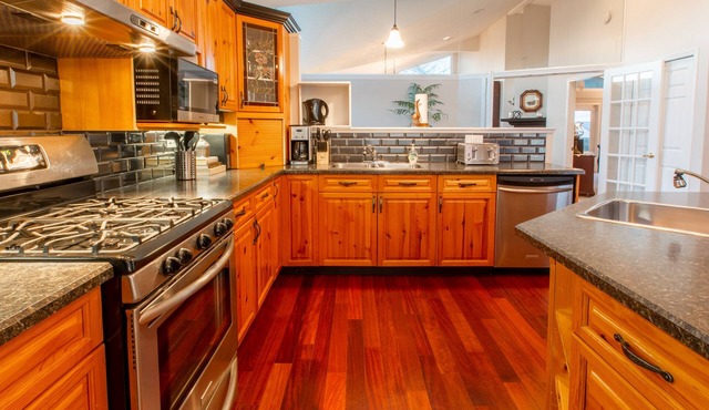 Menzies Manor #5 Penthouse-Charming Penthouse James Bay, Steps to the Ocean
