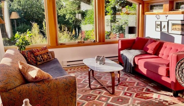 Mid-Mod Cozy Cabin In Snug Cove