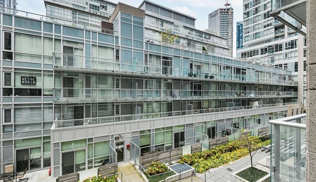Minutes to Downtown Core, 1 Bed 1 Bath Condo Suite