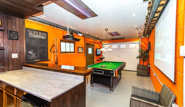 Minutes to the Beach - Lakeshore Meadows Retreat