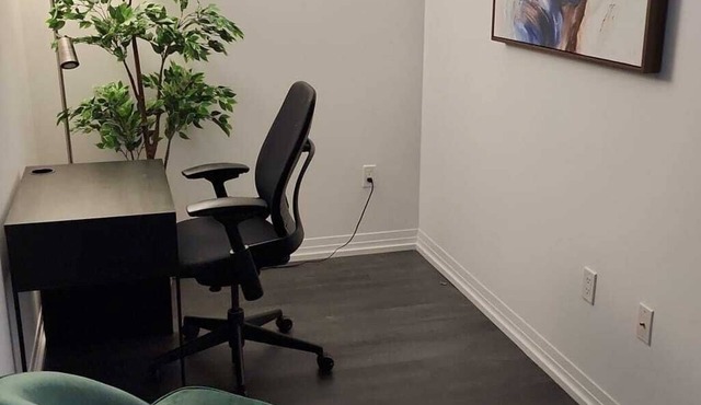 Modern 1-Bedroom Condo in Central Toronto with AC, Fitness Center, and WiFi