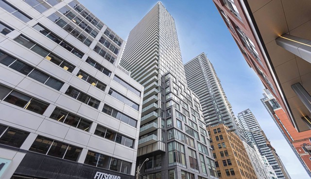 Modern 1BR in Downtown Toronto | Gym | Prime Location