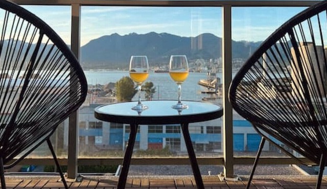 Modern 2 Bd apartment with stunning Mountain Views