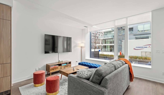 Modern 2-Storey Townhouse | 4BR/3BA Downtown