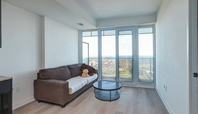 Modern 2bedroom condo located in the heart of Mississauga’s city centre,