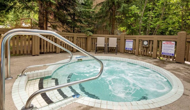 Modern 2BR/2BA Townhouse: HotTub & Pvt Garage!