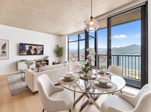 Modern 2BR in Vancouver's Most Iconic Building Walk to Skytrain and Seawall