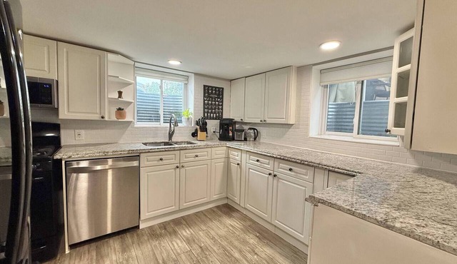 Modern 2BR Retreat w Heated Floors-gazebo