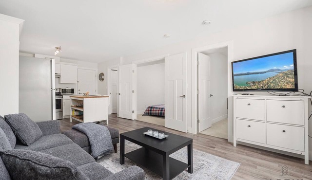 Modern 2BR Suite Near Lonsdale & Mountains