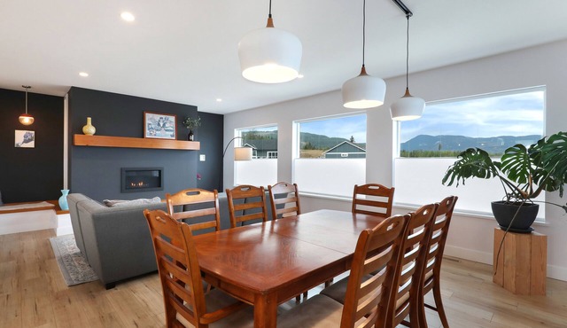 Modern 3 Bedroom Home with Indoor Fireplace