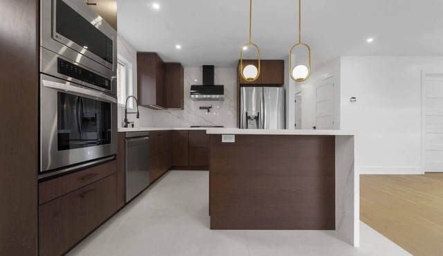 Modern 3 Bedroom w/free parking