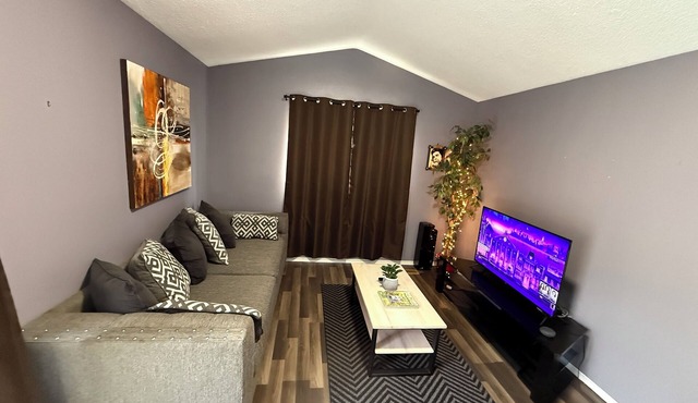 Modern 3‑BR Riverside Retreat, 2 Lounges, Near Casino & Riverfront.