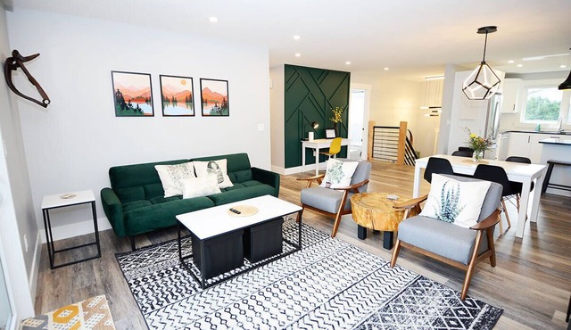 Modern 4-Bedroom Close to the Ski Hill