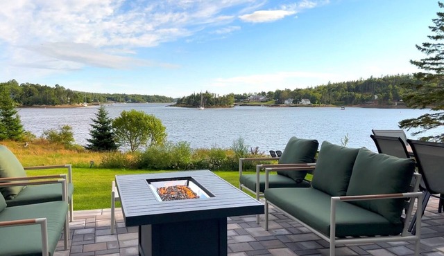 Modern 4Bdr House w/Ocean Beachfront & Backyard 20min to Halifax & Peggy's Cove