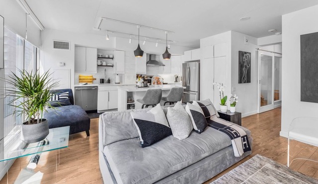 Modern and Luxurious Condo in the Downtown Core