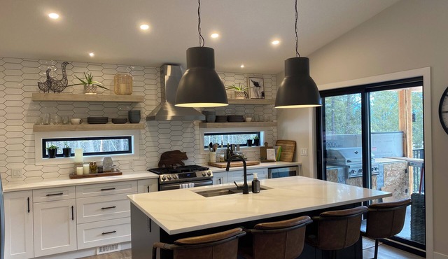 Modern Cabin Sleeps 8-12 - "The Gathering Place" Pet Friendly & All Season