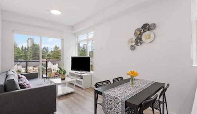 Modern Central 1BR condo, Surrey