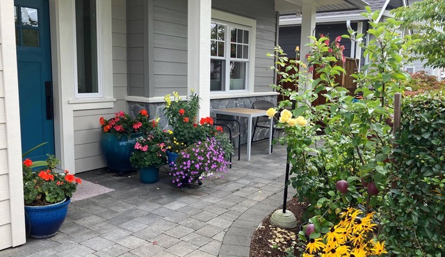 Modern Cottage-Style House Close to all Amenities and the Ocean in Sidney BC.