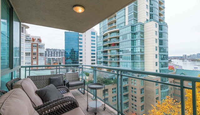Modern Downtown Condo w/Views, Gym & Sauna Access