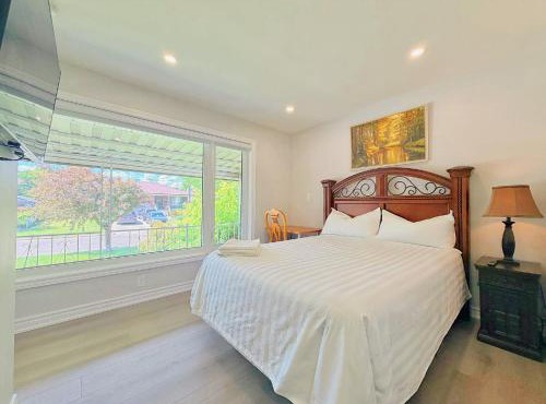 Modern Ensuite Rooms - Walk to Subway Station & Rogers Stadium