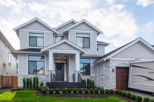 Modern Executive Retreat 3 Bedrooms in Langley